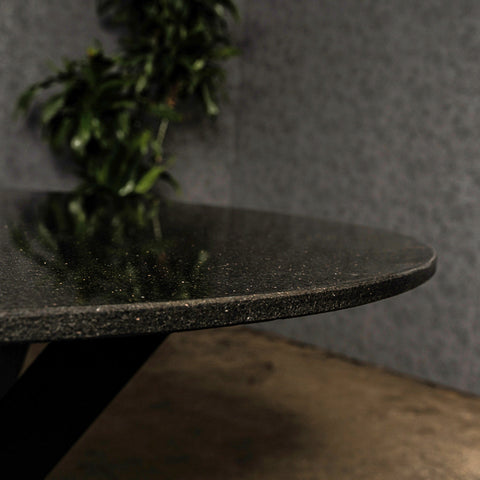 zwarte ronde granieten tafel
